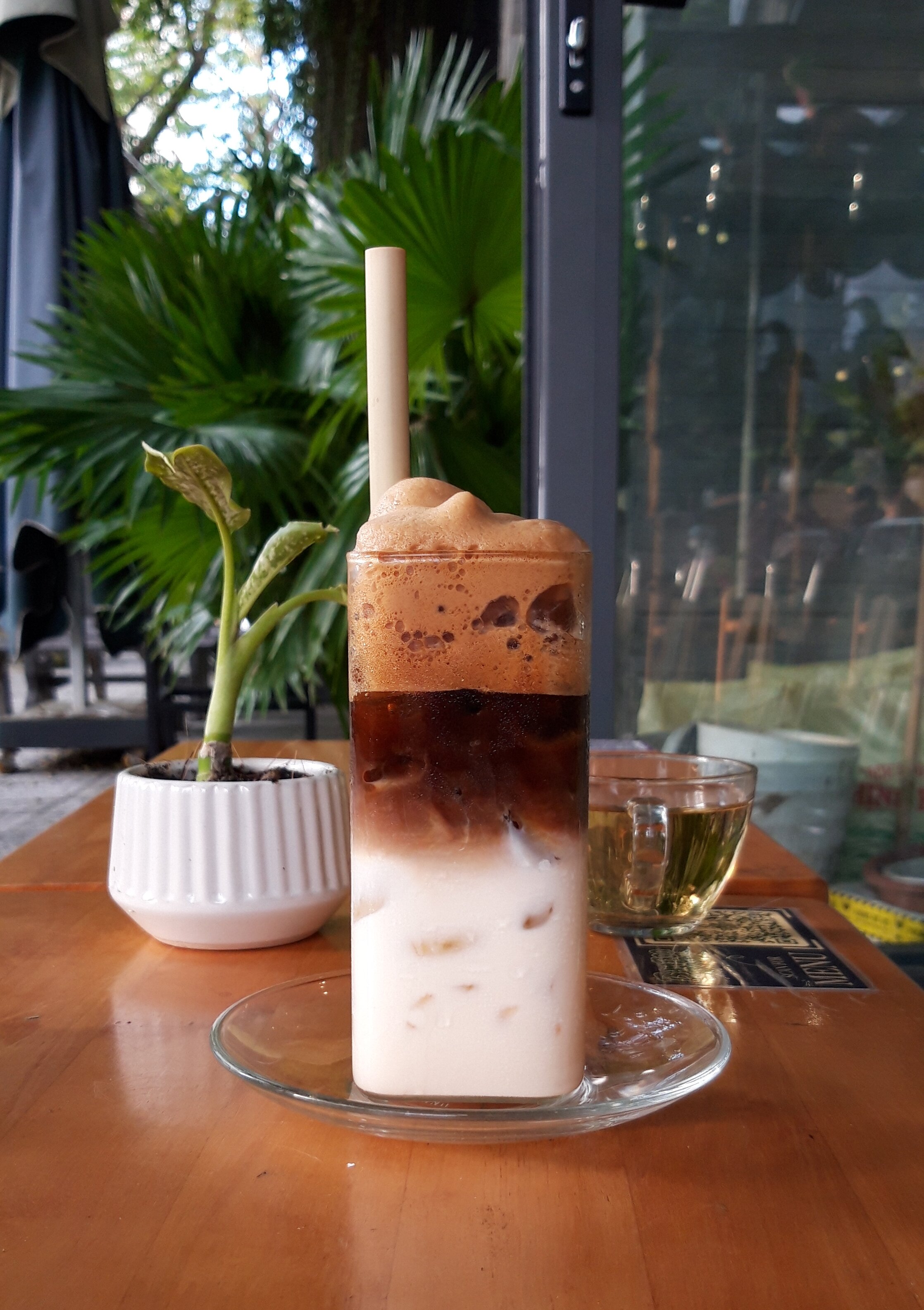 Bạc Xỉu photographed by Klientos in Đà Nẵng, 2023. This café serving includes foam; its recipe and quantities are not supplied. It illustrates a different serving from the home example.
