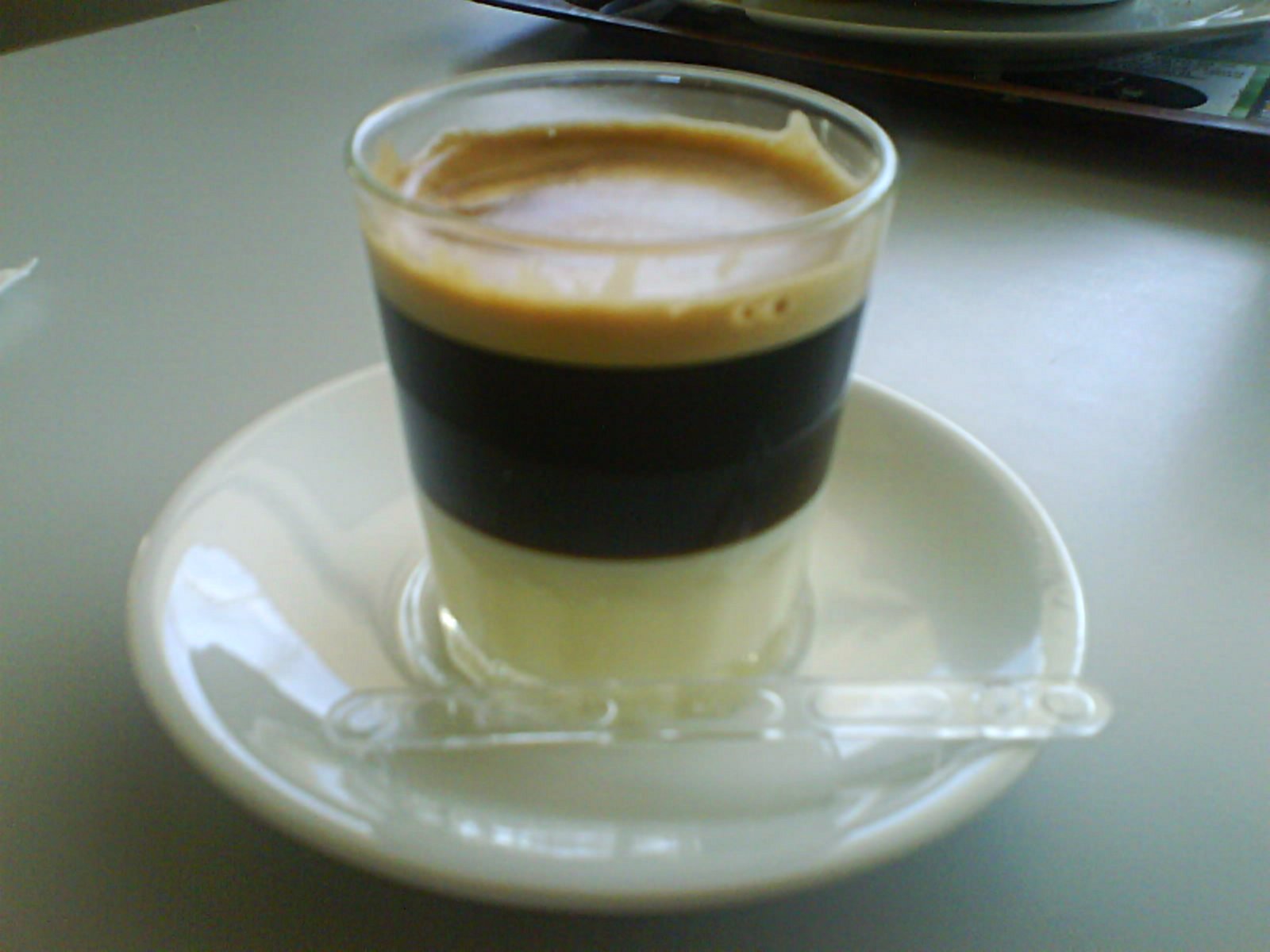Photographed café bombón with visible coffee and condensed-milk layers. Quantities may differ from the starting example.