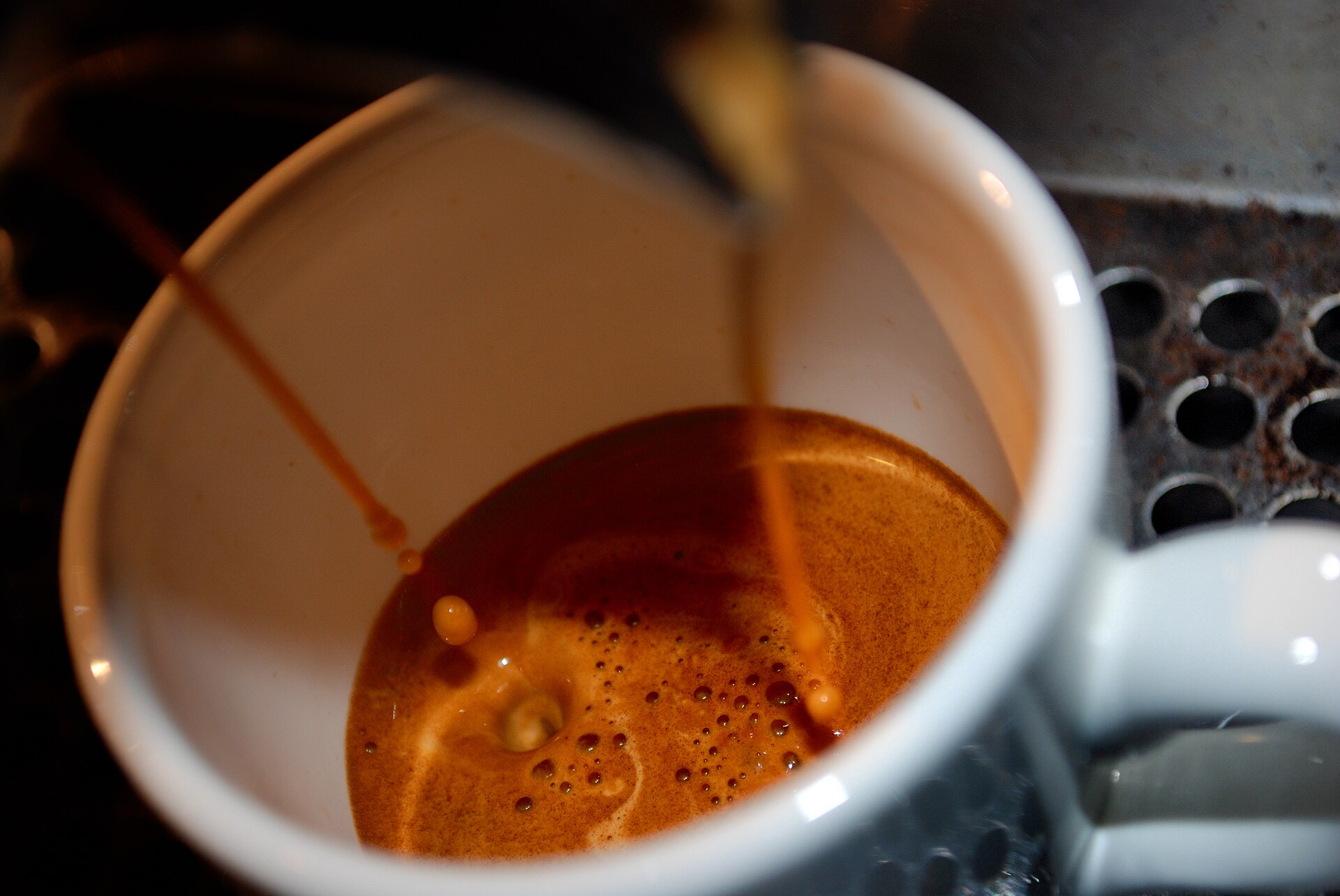 A source-identified doppio photographed during extraction by Osman Bas. This close view shows brewing into a cup, not a measured finished dose or yield.