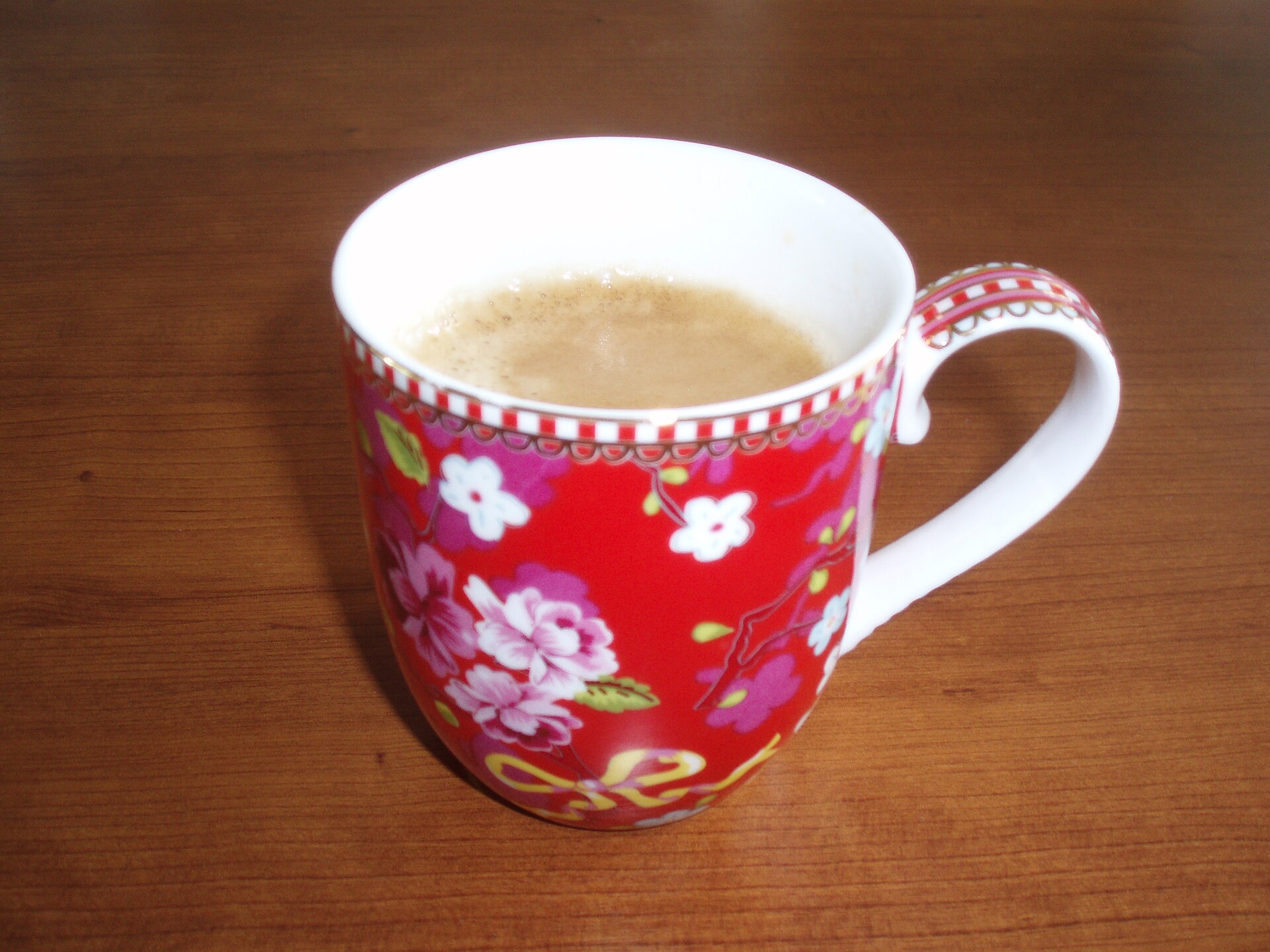 Source-identified caffè lungo. The photograph does not establish its extraction time or the volume used in the capsule example.