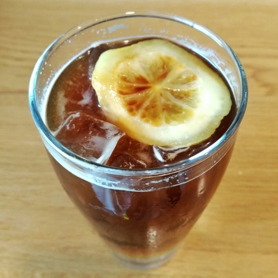 Source-identified café mazagran with ice and lemon. The photograph cannot establish the named capsule recipe’s ingredient quantities.