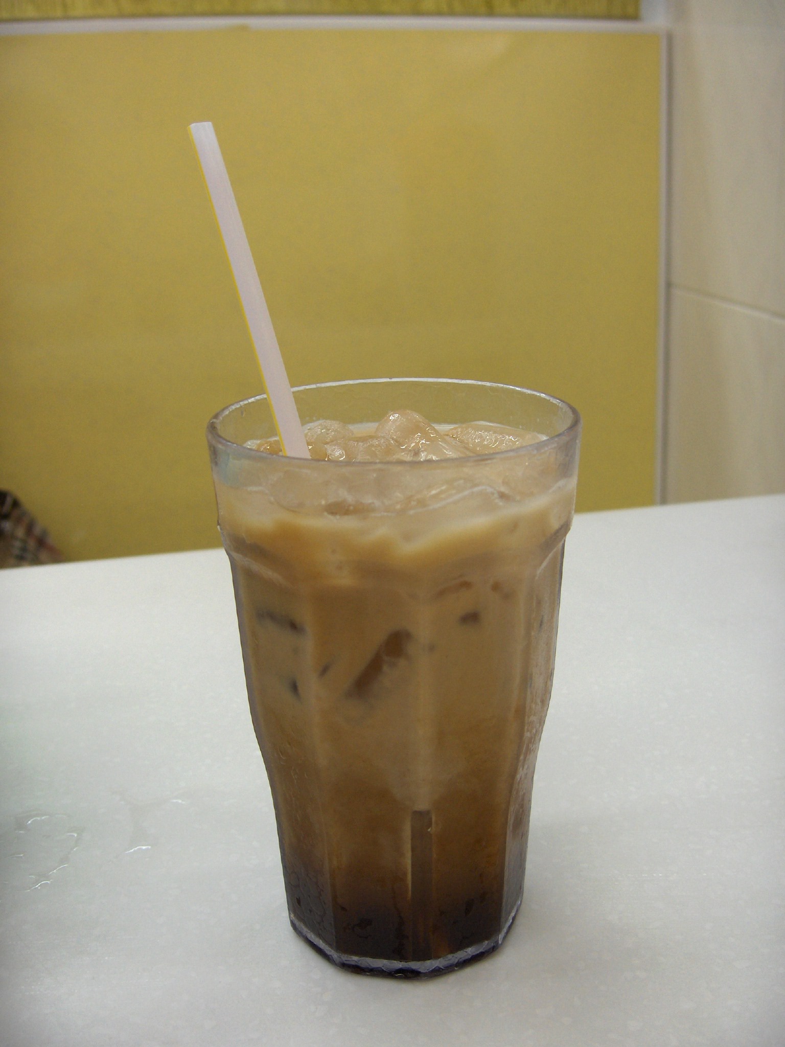 Source-identified iced yuanyang at a Hong Kong cha chaan teng. The photograph shows the serving, not its exact coffee-to-tea ratio.